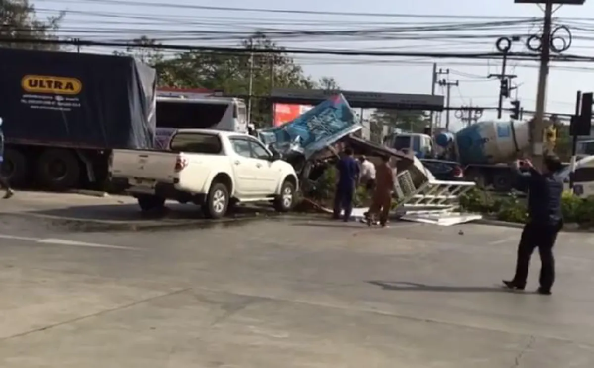 ปาฏิหาริย์ !! 10 ล้อเบรคแตกพุ่งชนเละ ตำรวจนั่งในป้อมรอดไร้รอยขีดข่วน!!? (มีคลิป)