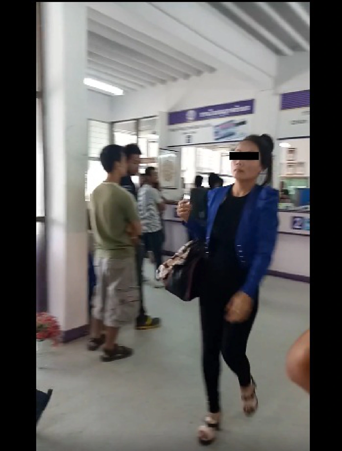 แอร์เย็นๆที่กรมขนส่ง ยังยั้งอารมณ์ป้าไม่อยู่!!!ชาวเน็ตแห่แชร์คลิป จวกมนุษย์ป้า อาละวาดลั่น หลังโดนตำรวจจับใบขับขีหมดอายุ ไม่ยอมสอบใหม่