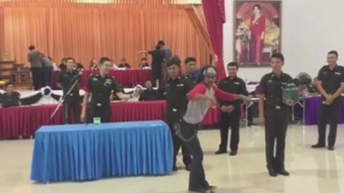 เห็นลีลาแล้วอยากจับเข้ากรม!! ฮาสนั่นเมื่อหนุ่มขาร็อคมาคัดเลือกทหาร วินาทีลุ้นใบดำใบแดงสุดกดดัน แถมโชว์ลีลายียวนกวนอารมณ์สุดๆ (ชมคลิป)