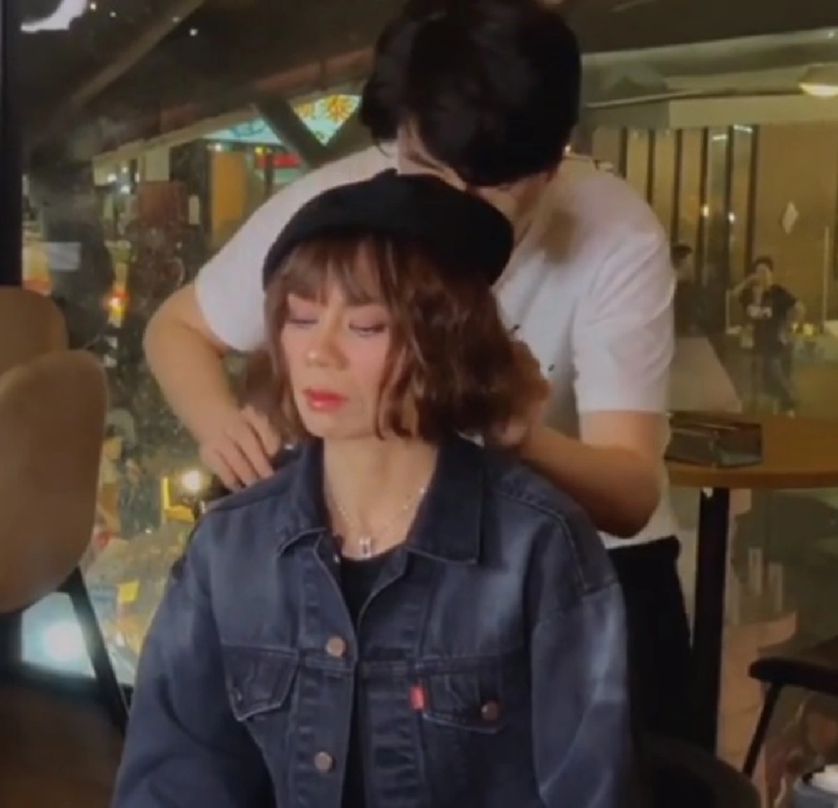 น้องฉัตร สะบัดแปรงแต่งหน้าให้ จินตหรา พูนลาภ สวยอย่างกับสาวเกาหลี (คลิป)