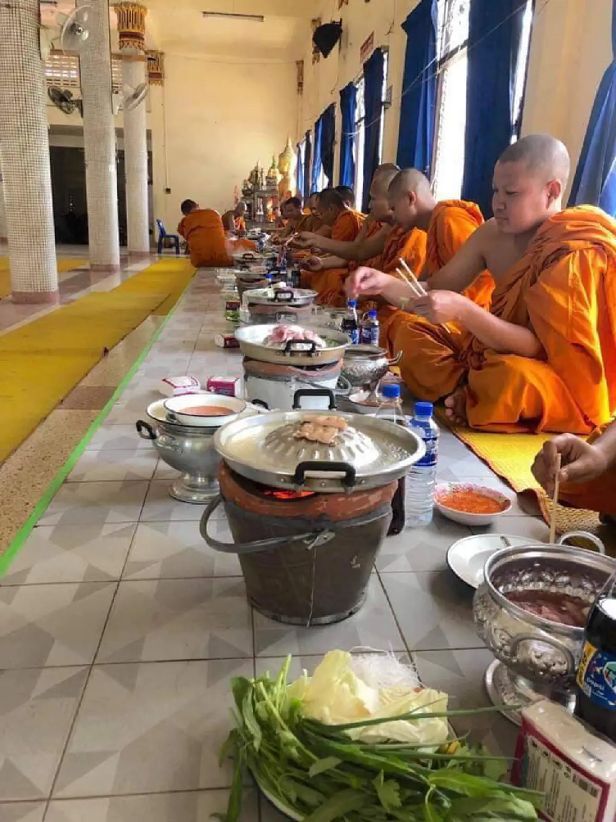 โซเชียลแชร์ว่อนภาพพระฉันเพล เมนูหมูกระทะ ปิ้งเนื้อต้มผัก ศาลาวัดเป็นโรงครัว