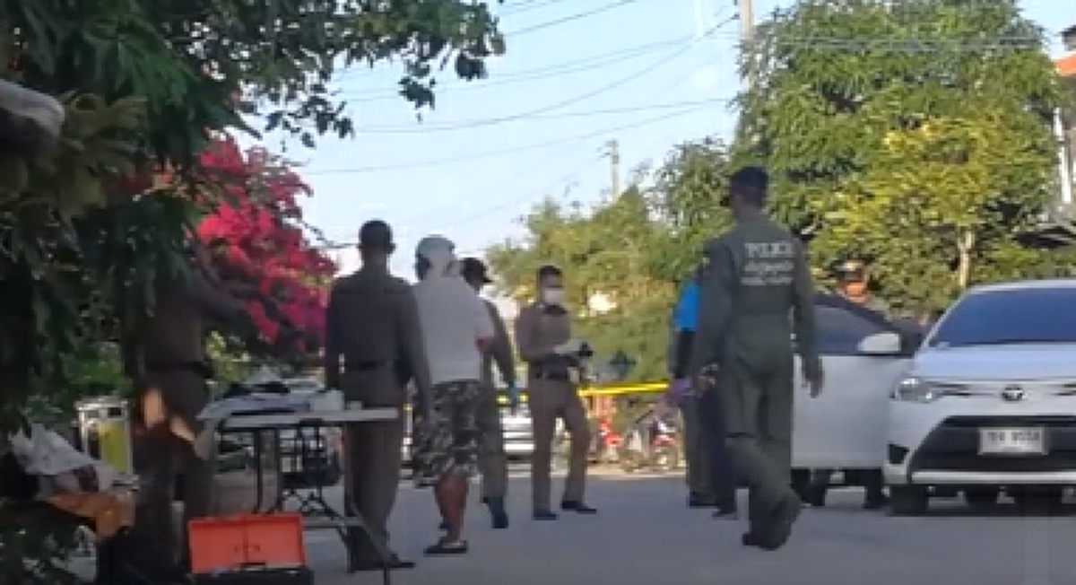 เจ้าหน้าที่ชุดเก็บกู้วัตถุระเบิดของตำรวจภูธร จ.สงขลา ได้เข้าเคลียร์พื้นที่และเก็บหลักฐานบริเวณจุดเกิดเหตุ