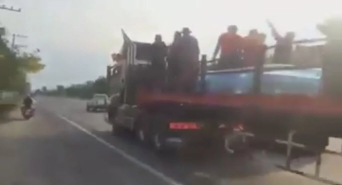 ชุดใหญ่ไฟกระพริบของแท้!! สงกรานต์โคราชหัวใสไม่กระบะก็ได้ จัดไปหัวลากคอนเทนเนอร์ (ชมคลิป)