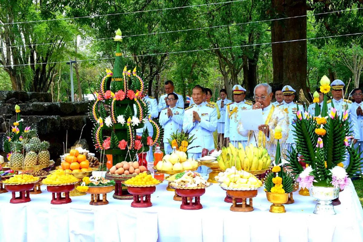 ปราจีนบุรี ตักน้ำจากแหล่งน้ำศักดิ์สิทธิ์
