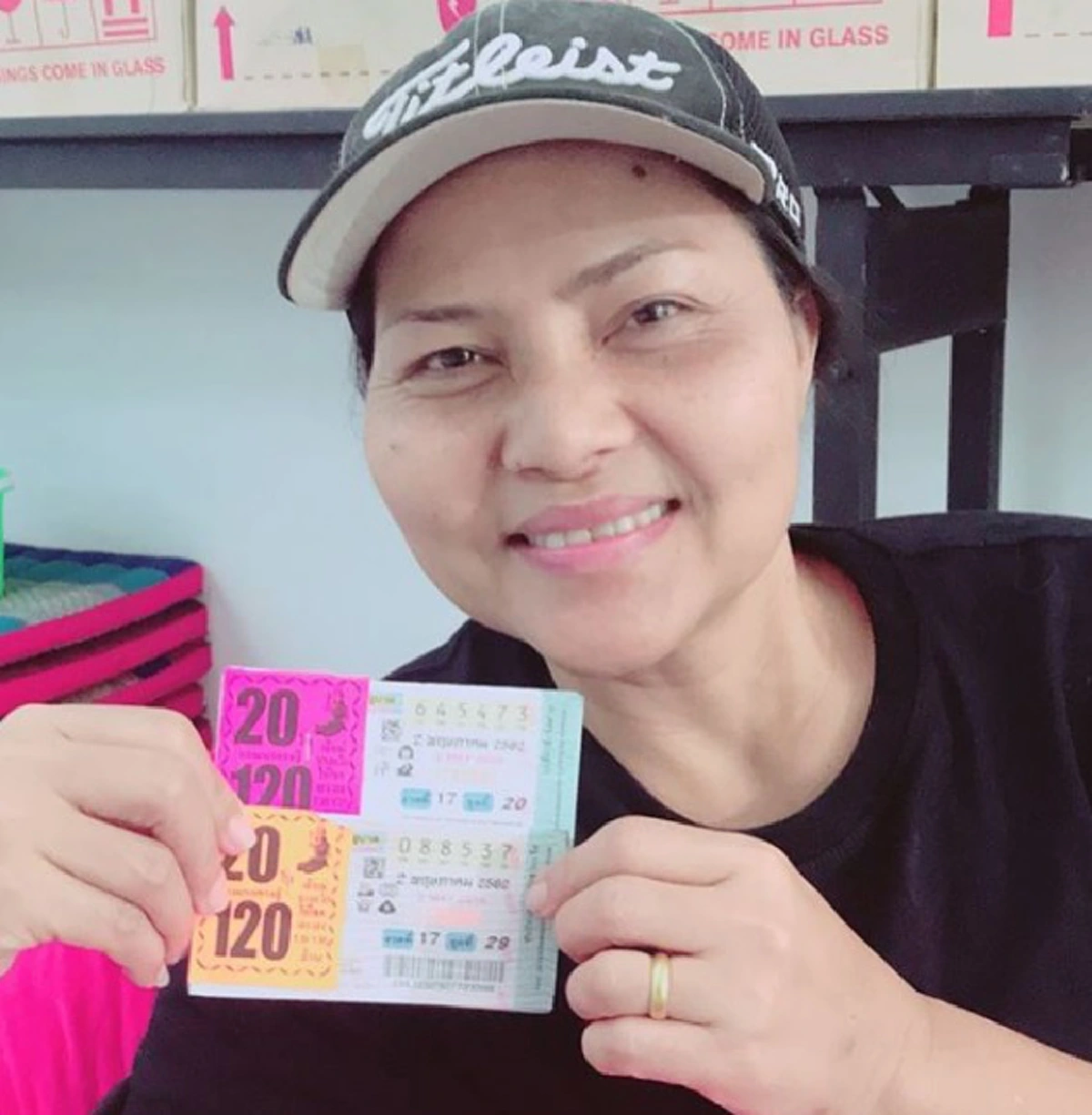 สุนารี ราชสีมา โชว์ลอตเตอรี่ให้ดูเน้นๆ เเฟนๆเเห่ซื้อตาม