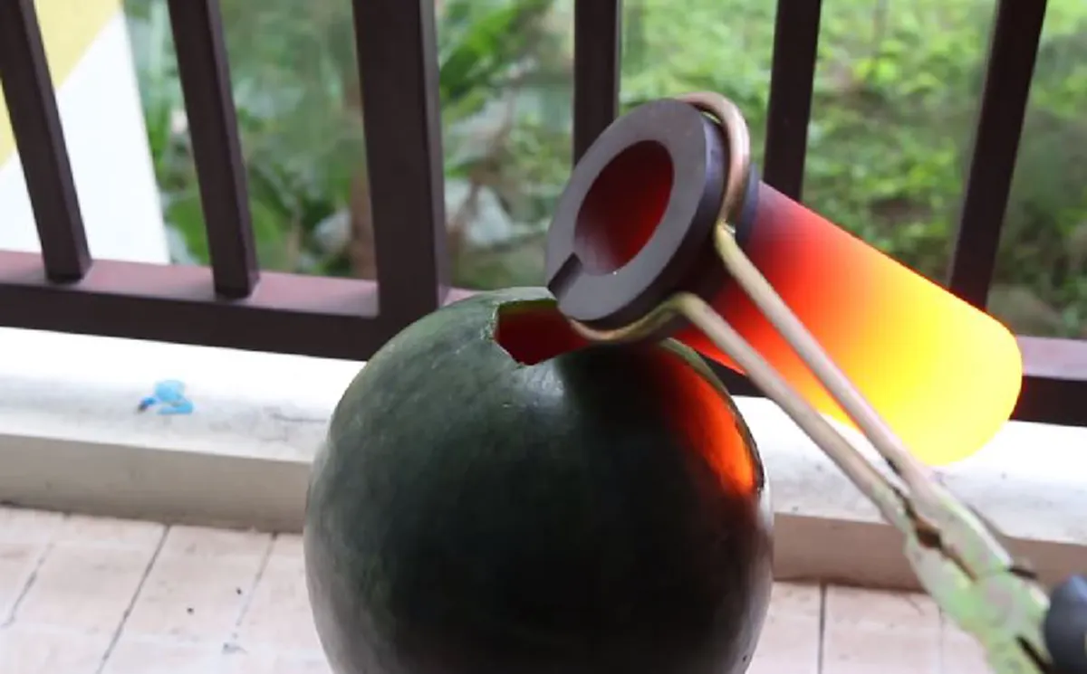 จะเกิดอะไรขึ้น !? เมื่อเอา "อลูมิเนียมหลอมละลาย" เทใส่ "แตงโมลูกใหญ่ๆ" ผลที่ออกมาลองมาดูกัน (ชมคลิป)