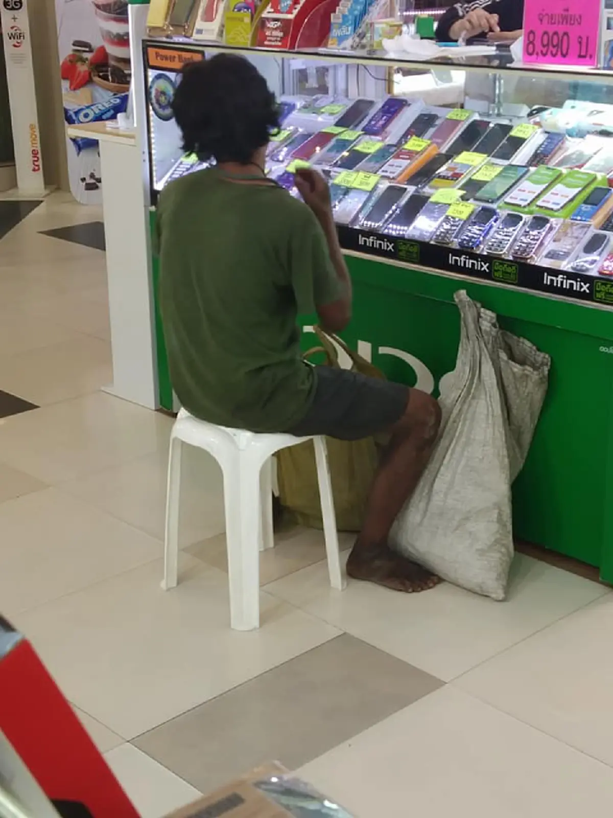 สาวโพสต์เล่า หนุ่มแต่งตัวมอมแมม มาซื้อโทรศัพท์ที่ร้าน จ่ายสด ไม่ต่อราคา