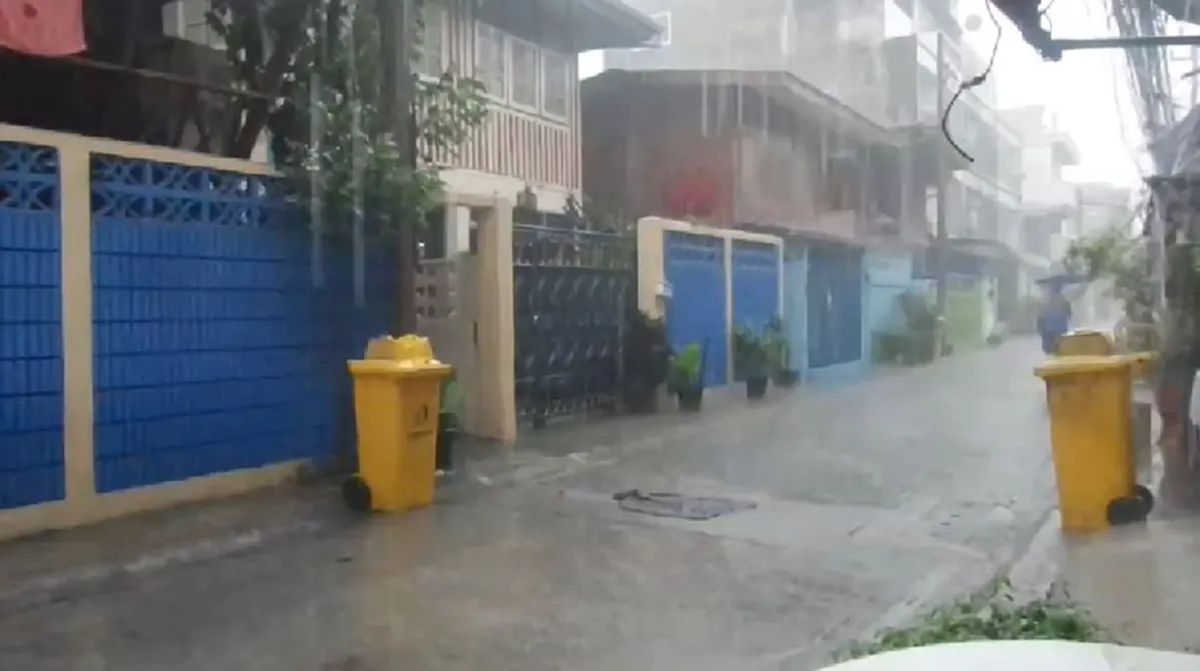 เช็คด่วน !! ฟ้ารั่ว ฝนกระหน่ำ การจราจรวิกฤติ อ่วมหนักหลายพื้นที่ ! (มีคลิป)