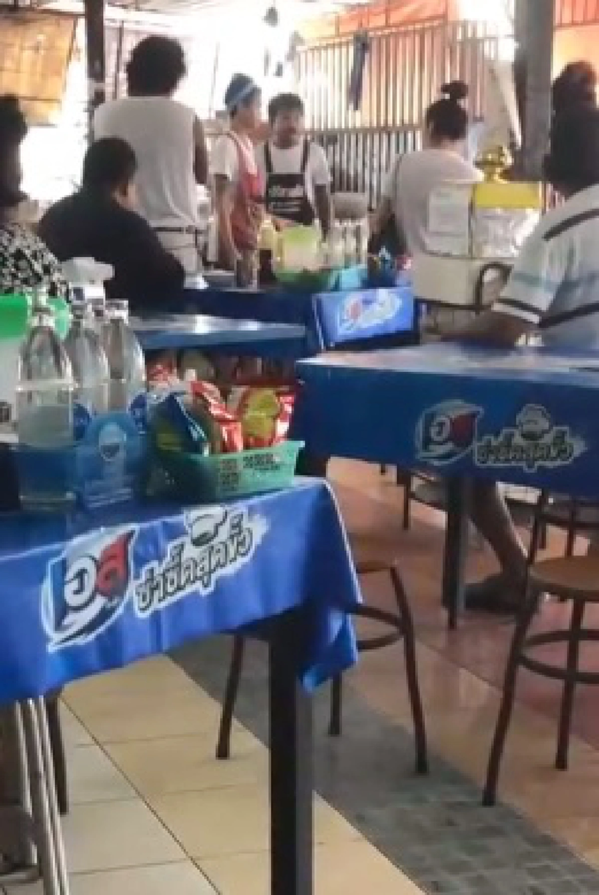 ร้านก๋วยเตี๋ยวดังสาดน้ำร้อนใส่ขาลูกค้าหลังโดนเร่งออเดอร์