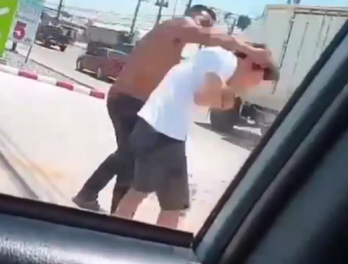 กระบะหัวร้อนไม่พอใจ คู่กรณีโทรเรียกประกัน เดินเข้าไปใส่ไม่ยั้ง