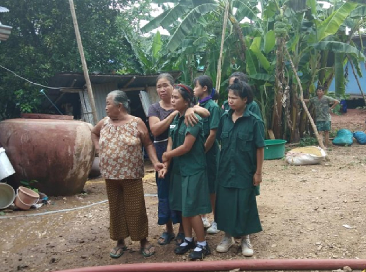ครอบครัวสุดหดหู่ ยืนมองไฟไหม้บ้าน บีบมือกันแน่น