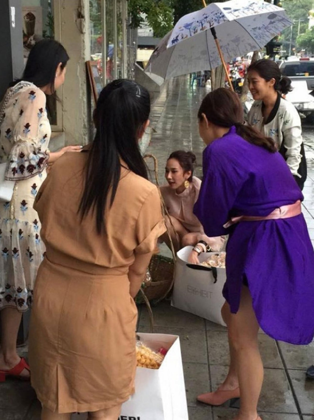 อั้ม พัชราภา ควักเงิน 20,000 เหมาขนมคุณยายข้างถนน