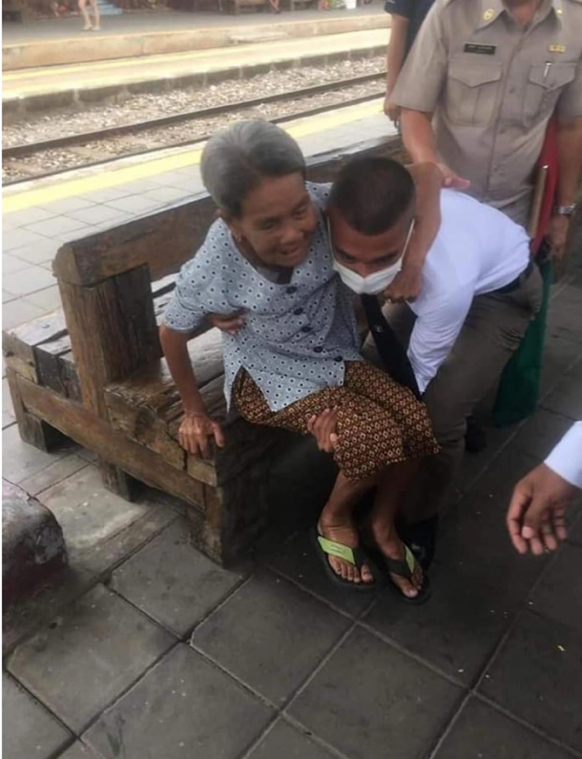 นักเรียนนายสิบอุ้มยายขาอ่อนแรง ขึ้นรถไฟ