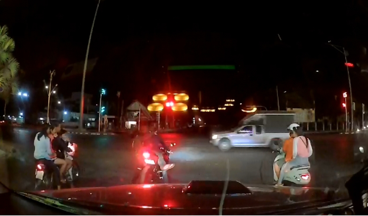 2 หนุ่มบิ๊กไบค์ยกล้อโชว์ ก่อนล้มกลิ้งไม่เป็นท่ากลางแยกไฟแดง