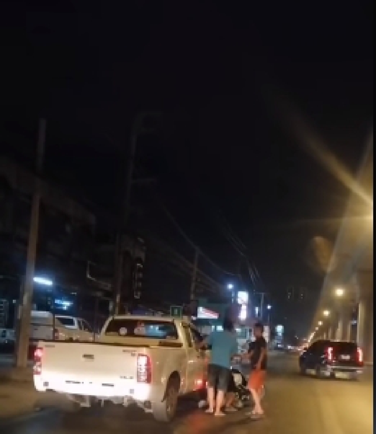 คลิปนาทีเดือด คนขับกระบะเปิดฉากต่อยรถจยย. กันกลางถนน สอยกันถึงขั้นสลบ