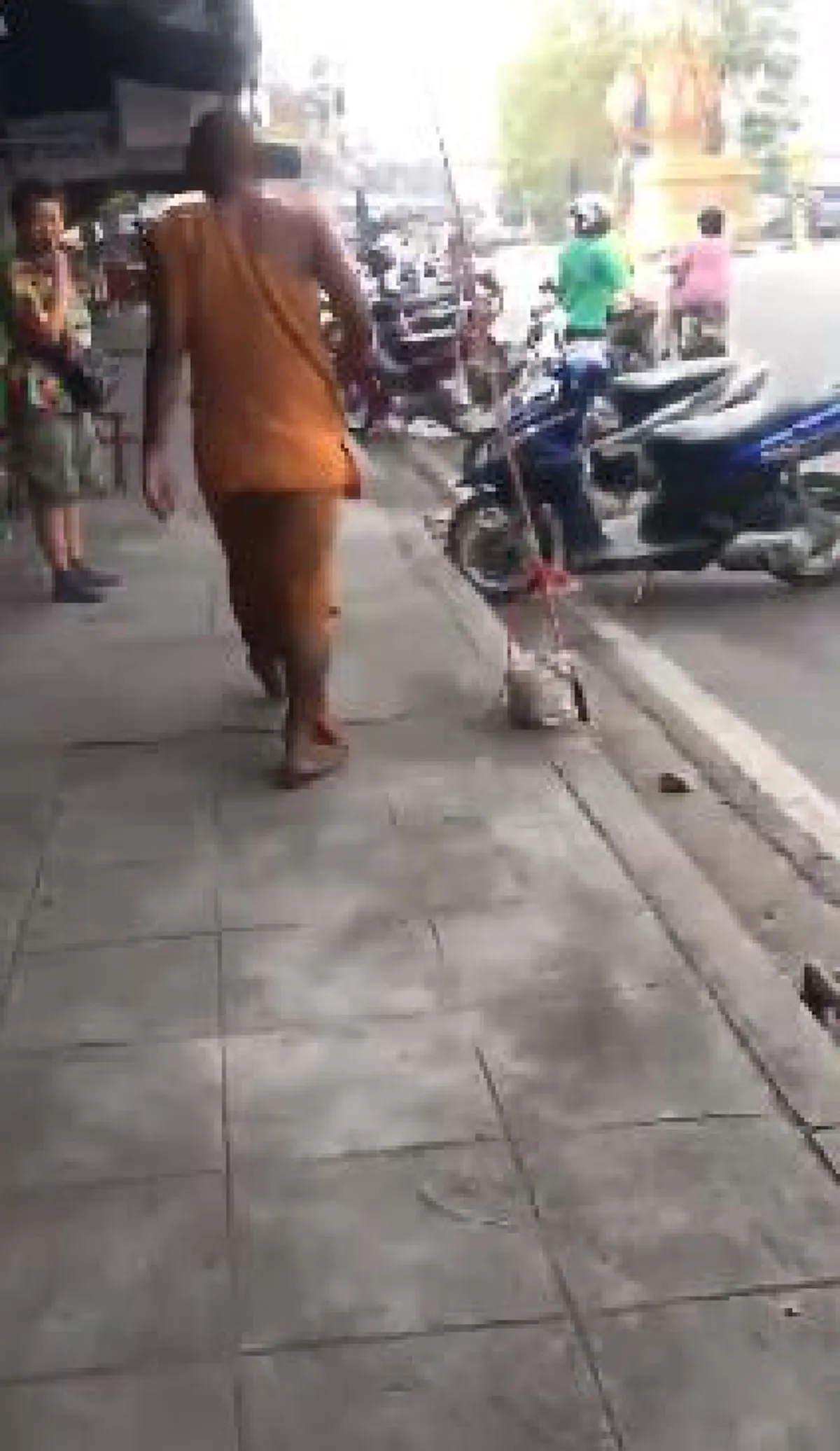 เดือดลั่นตลาด !!?? หลวงพี่จีวรบิน มาถึงใส่ไม่ยั้ง ตะคอกไม่หยุด กูจะเอารองเท้าแตะ! (คลิป)
