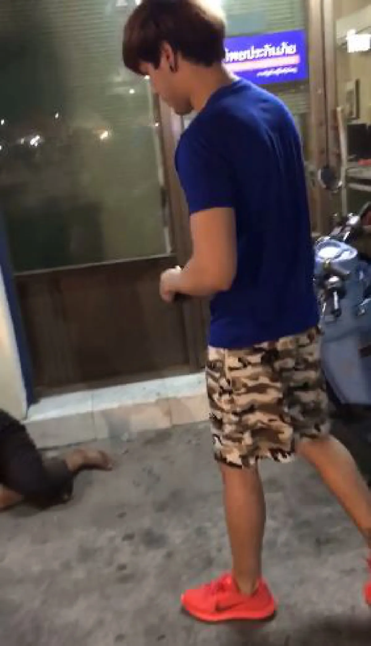 สุดสะเทือนใจ !!! \"หญิงชรา\"ไร้บ้านนอนกอด\"หมา\"อยู่ข้างถนน ไม่มีแม้แต่ข้าวจะกิน มีแต่หมาเป็นเพื่อนตัวเดียว