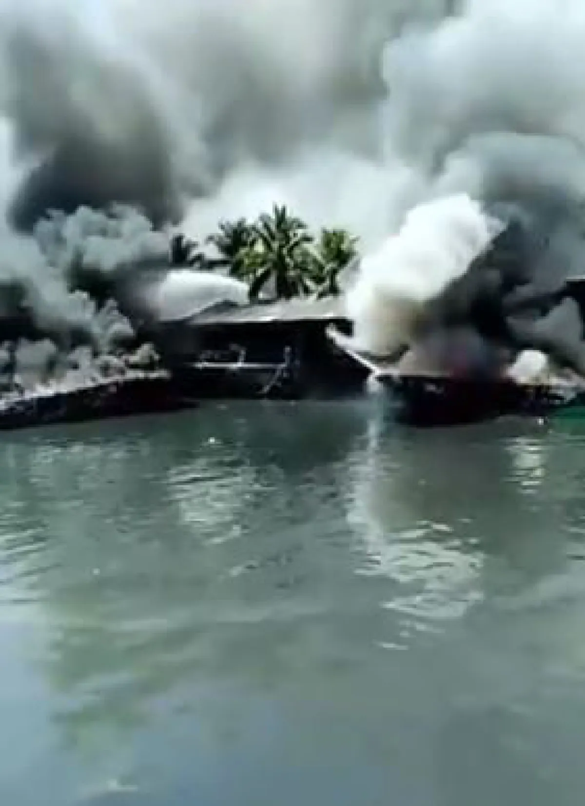 ระทึก !! ไฟไหม้สปีดโบ๊ท จ.พังงา ควันดำท่วมทั้งท่าเรือ! (มีคลิป)