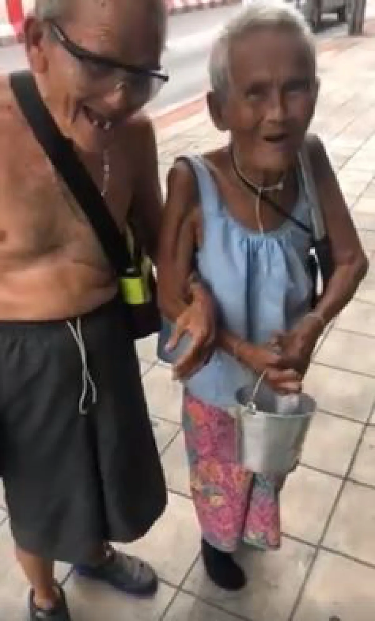 รักแท้มีอยู่จริง...ตายายพิการ หอบสังขารจูงมือเดินขอทานหาเงินเลี้ยงลูกเป็นอัมพาต เห็นแล้วปวดใจชีวิตคนเรามันไม่เท่ากัน! (มีคลิป)