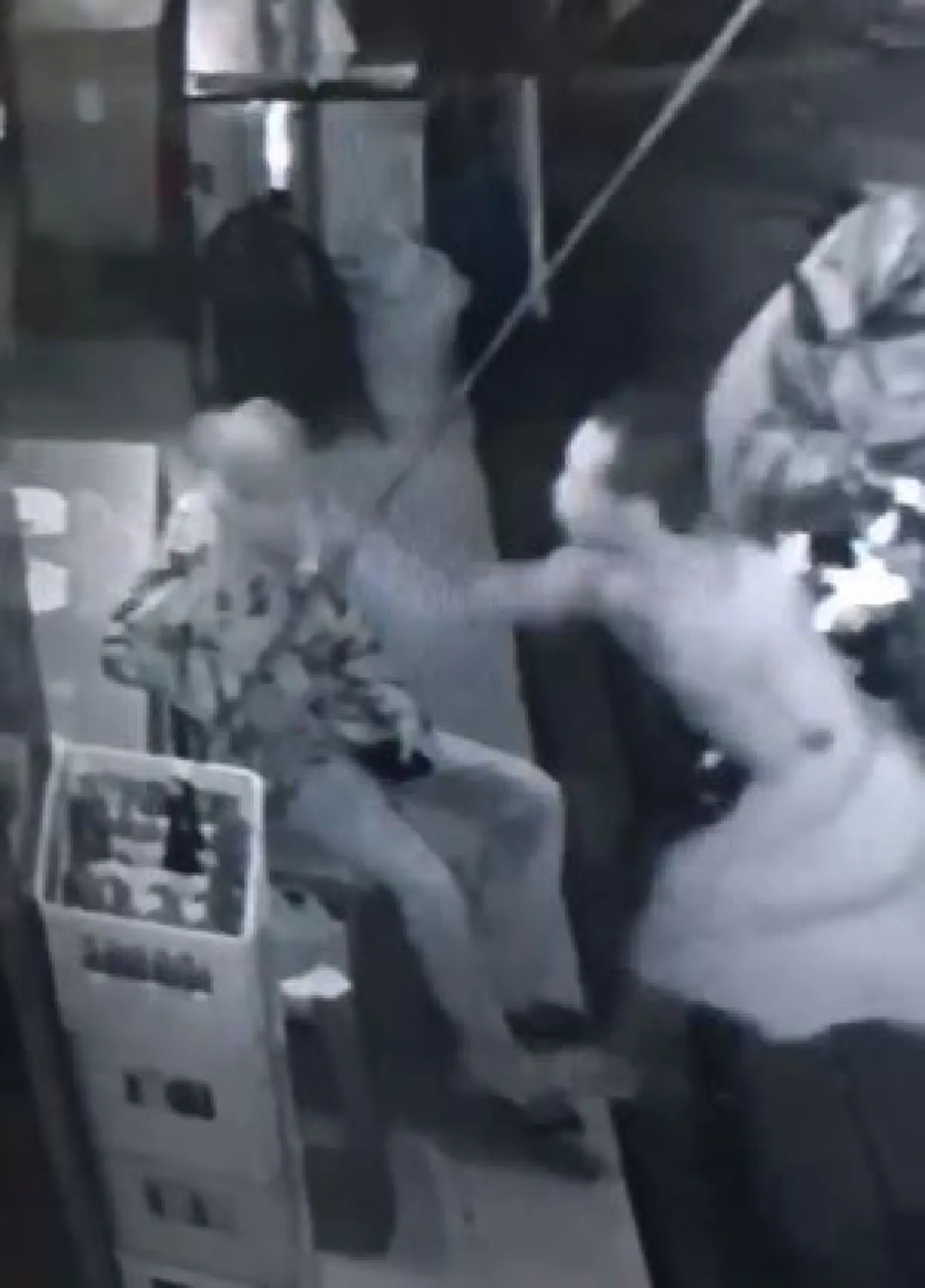 นรกส่งมาเกิด !! ...โผล่อีก "เดนมนุษย์ต่อยคนแก่" รัวหมัด-ฟันศอกจนล้มพับ ประวัติโชกโชนแถมเป็นหลานเจ้าอาวาส! (มีคลิป)