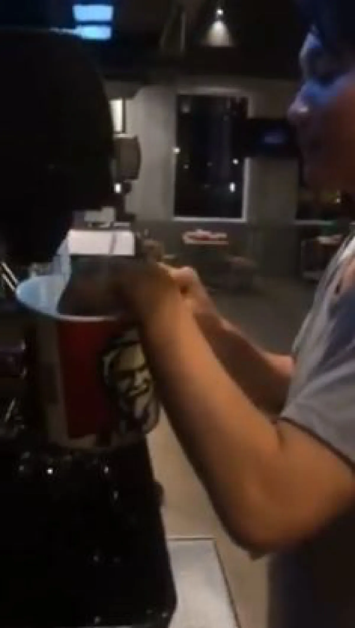 ดูไว้เป็นตัวอย่าง !!! "เคเอฟซี" แจงชัด วัยรุ่นคะนองใช้ถังใส่ไก่เติมน้ำ ทำแบบนี้ไม่ได้! (คลิป)