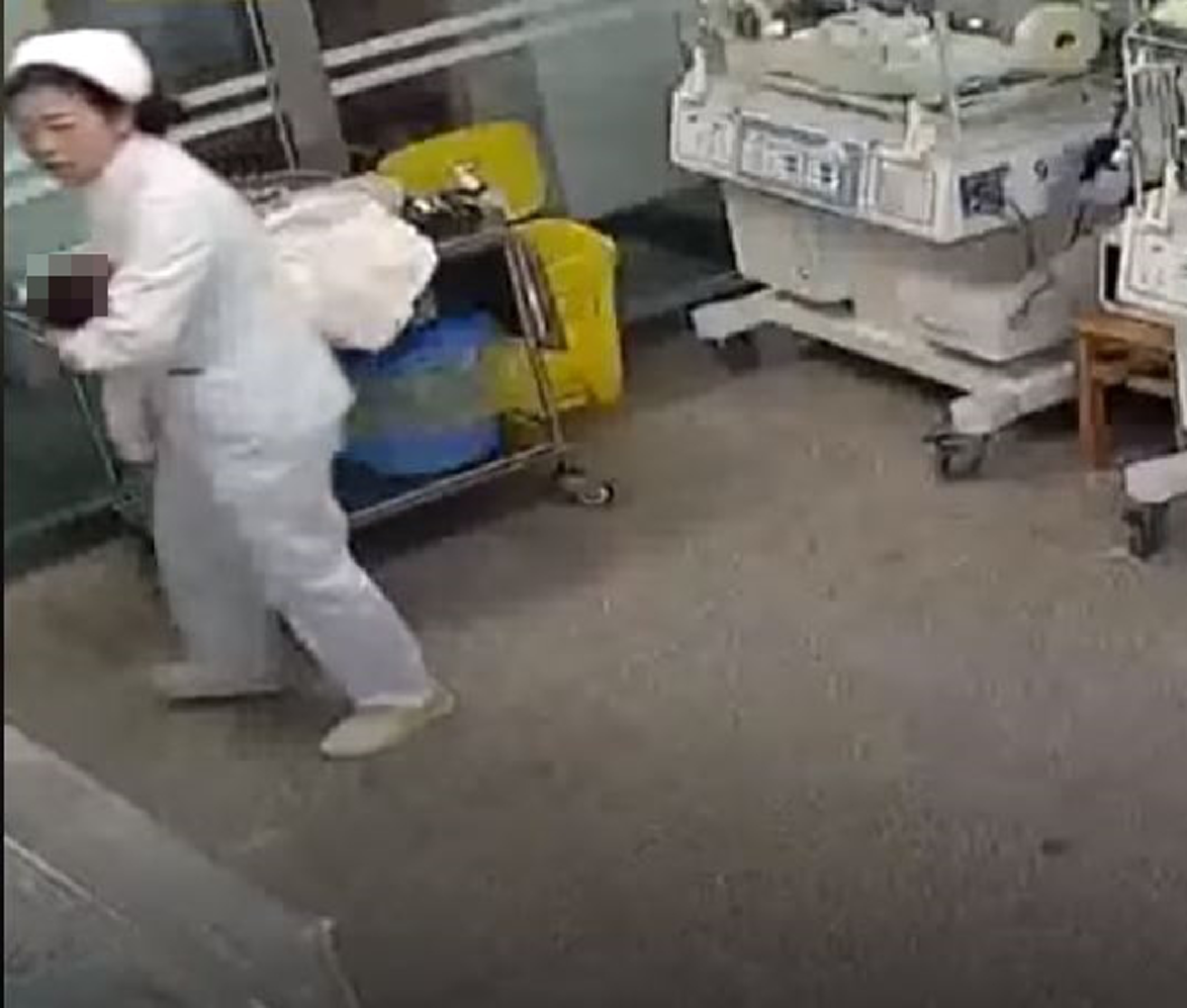 ชีวิตเด็กสำคัญกว่า พยาบาลสาวจีนไม่ละทิ้งหน้าที่  รีบอุ้มทารก หนีแผ่นดินไหว