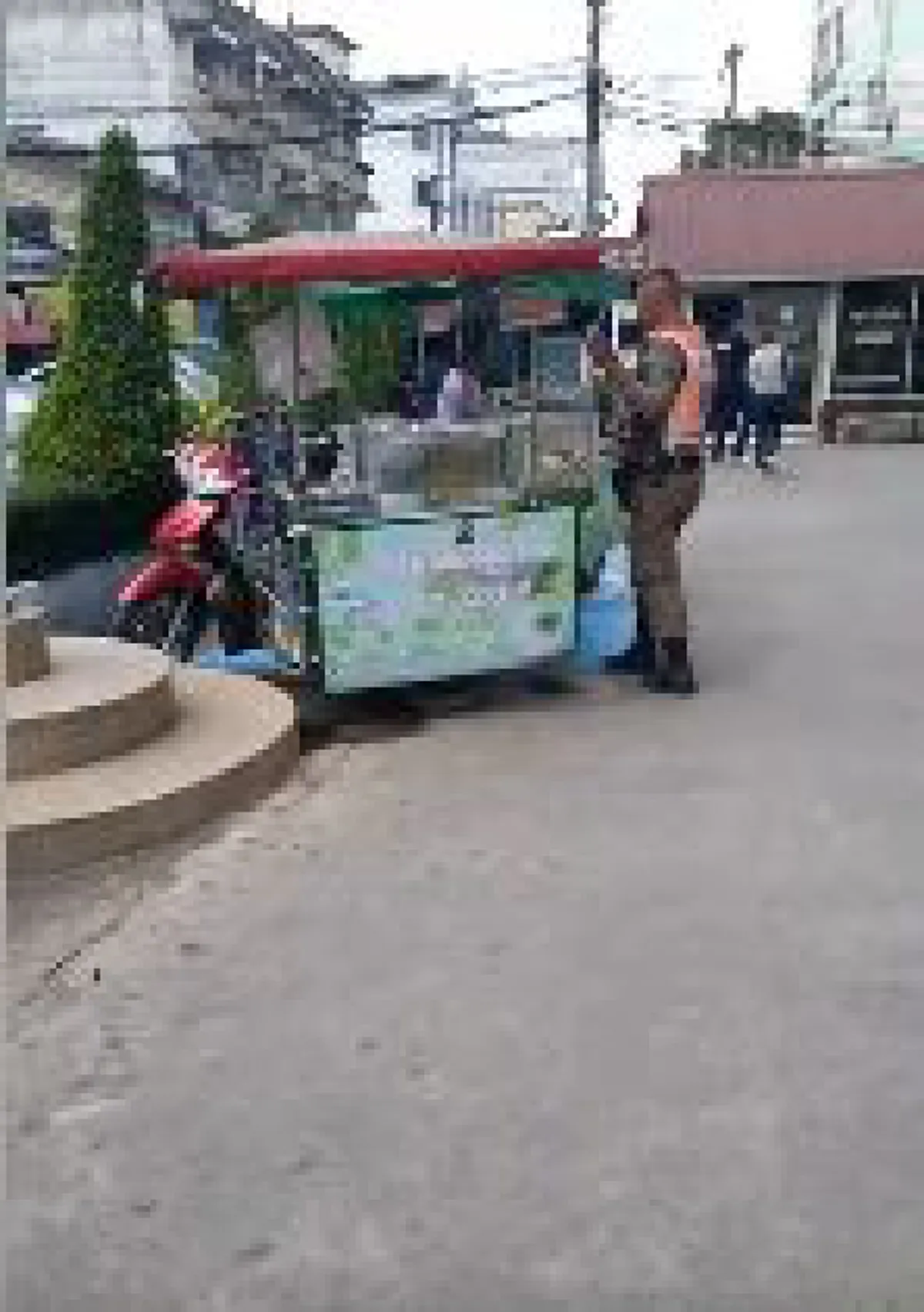 แบบนี้ได้เหรอ สาวถ่ายคลิปแฉตำรวจแอบหยิบผลไม้กินขณะพ่อค้าไปเสียค่าปรับ บอกก็ของกลางกินได้หมด!(คลิป)