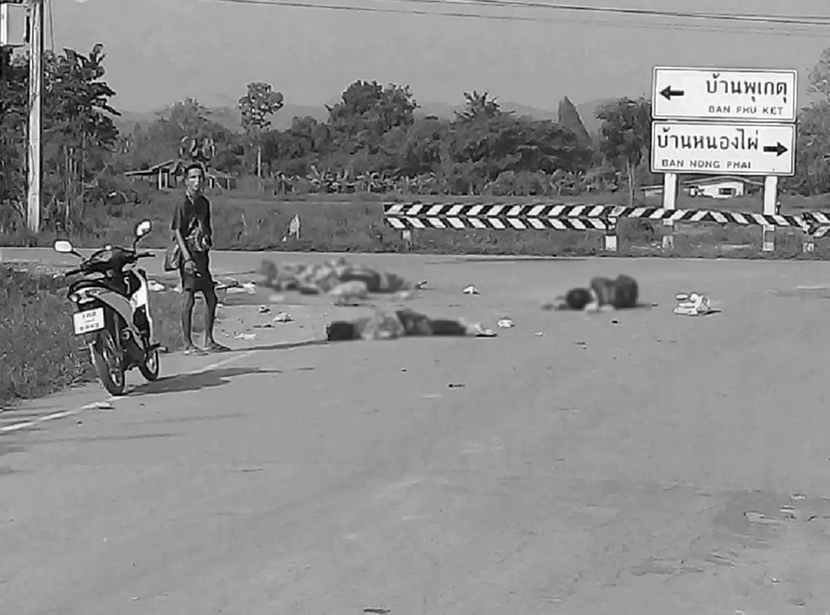 ช็อกสะเทือนใจทั้งถนน!! อุบัติเหตุรถ 10 ล้อชนกับรถจักรยานยนต์ เจ้าหน้าที่รีบเข้าช่วยเหลือ สภาพสุดเวทนา (ภาพ)