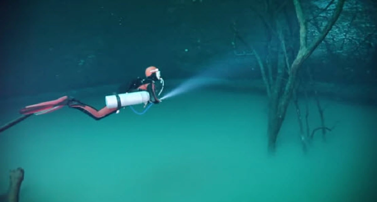 ฮือฮา!! พบ "แม่น้ำซ่อนอยู่ในแม่น้ำ" สิ่งอัศจรรย์แห่งเดียวของโลก แต่เมื่อมองใกล้ๆอัศจรรย์หนักกว่าไปอีก!! (คลิป)