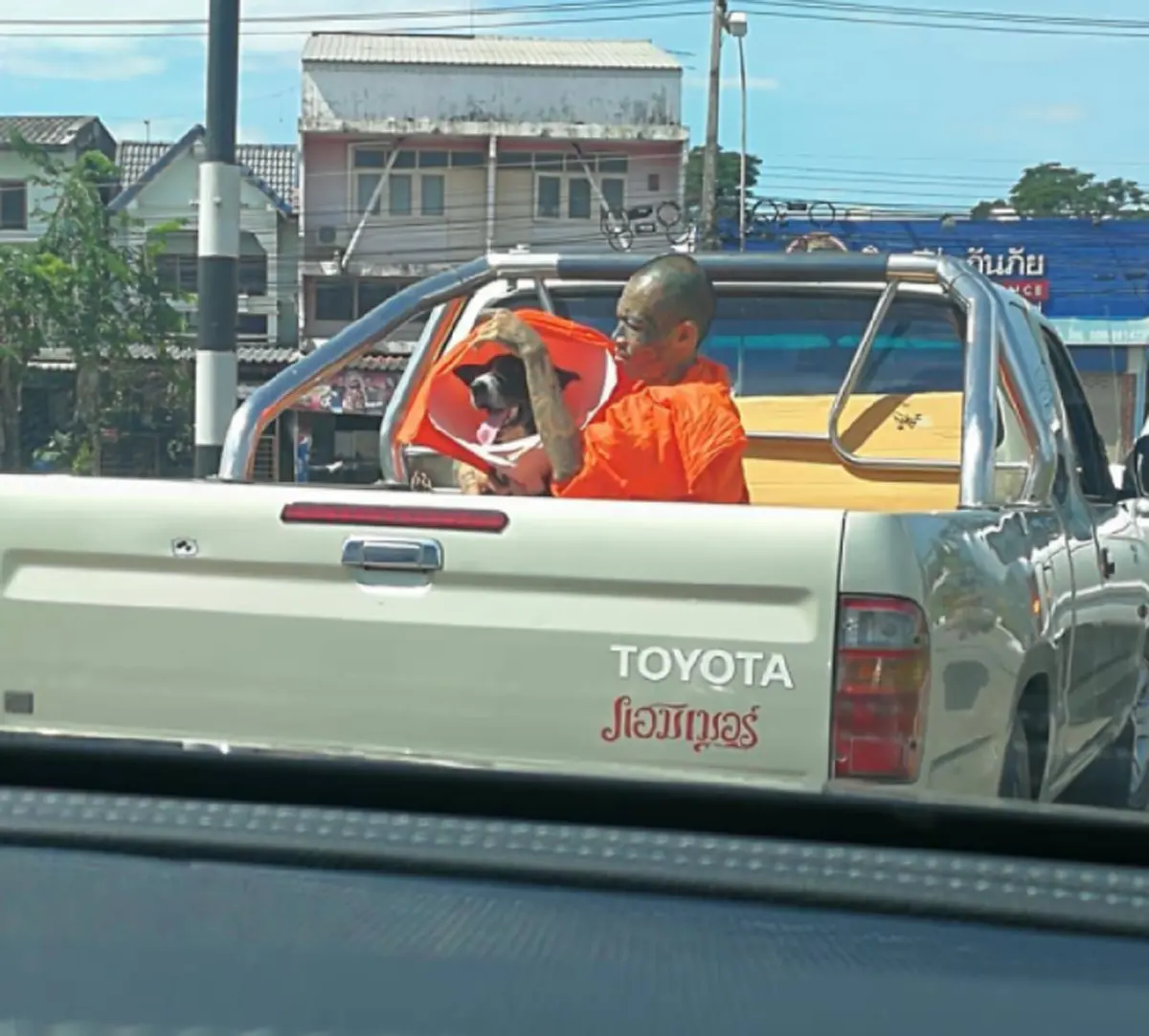 แห่ชื่นชมทั้งโซเชียล!! "พระสงฆ์" นั่งท้ายกระบะเอาผ้าคลุมจีวรคลุมหัว "เจ้าตูบ" บังแดดให้ ชาวเน็ตสุดประทับใจ คอมเม้นต์สนั่น!! (ภาพ)