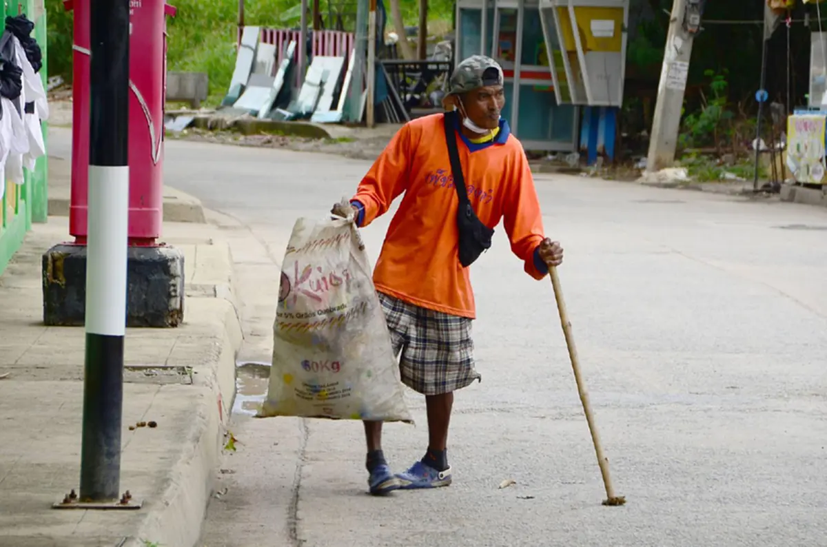 ดูลุงไว้เป็นตัวอย่าง!! ใครกำลังท้อแท้และสิ้นหวัง ลุงพิการสู้ชีวิต เก็บของเก่าแลกข้าวไปวันๆ ไม่เคยโทษโชคชะตา!!