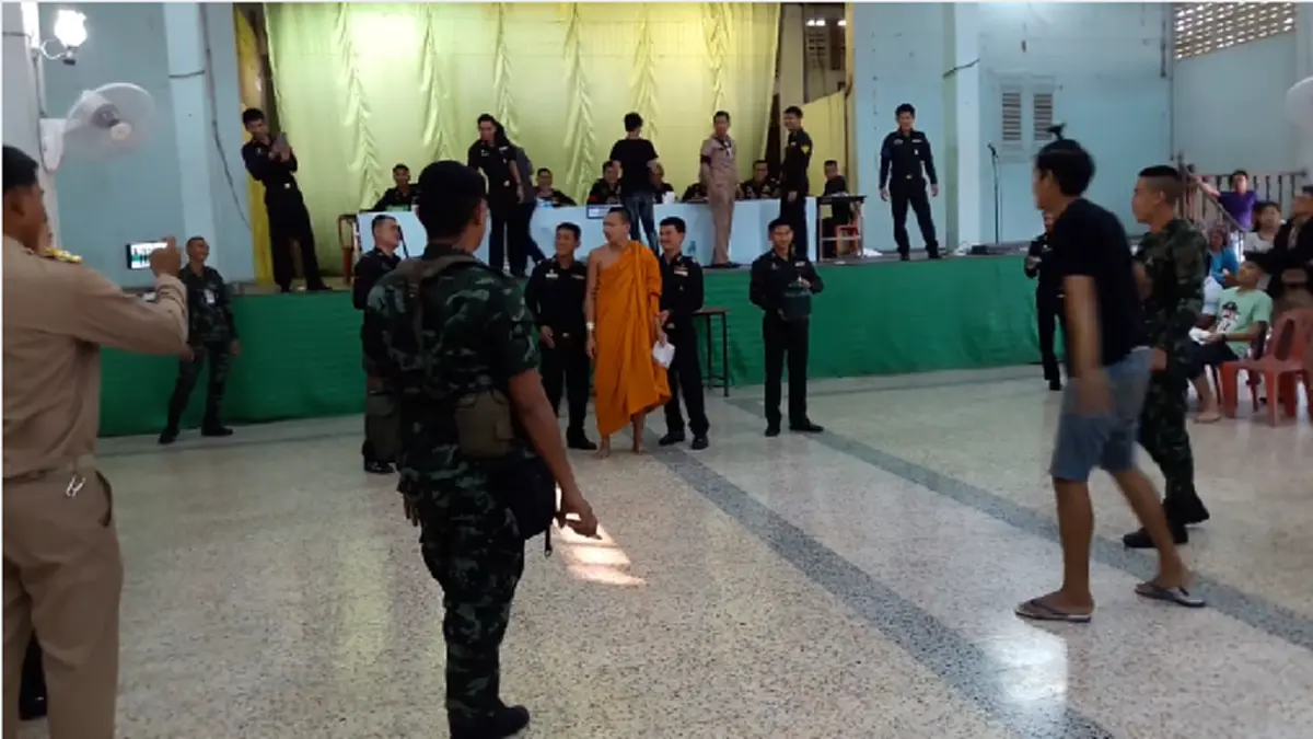 แชร์สนั่น เปิดคลิปวินาที "หลวงพี่ รอดแล้วโยม" หลังทำนิ่งลุ้นจับใบดำใบแดง ก่อนหลุดเฮลั่น เพราะผลที่ได้เป็นแบบนี้ (คลิป)