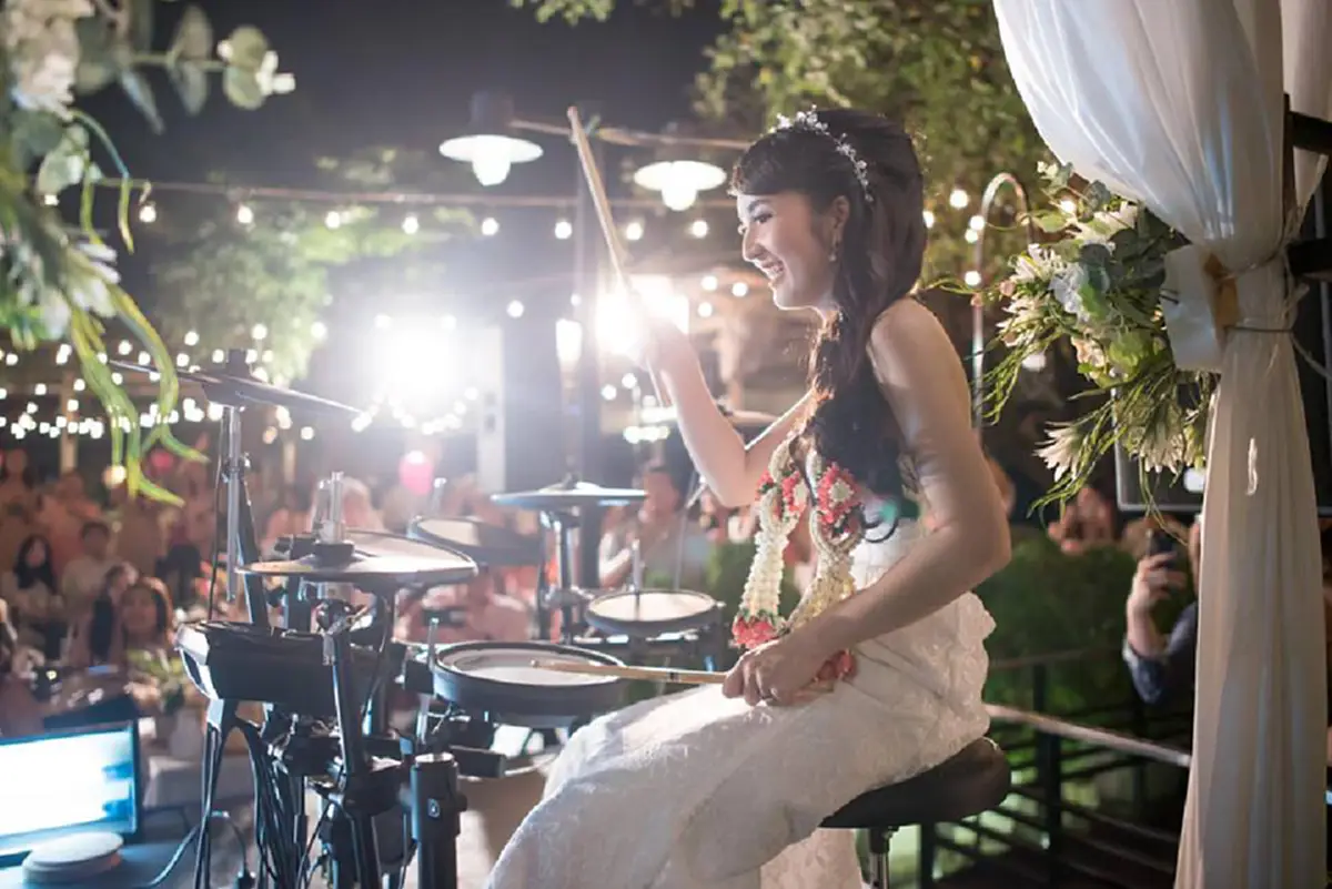 จัดชุดใหญ่ แต่งเอง ตีกลองเอง!! ชาวเน็ตแห่แชร์เจ้าสาวสุดเหวี่ยงความสามารถล้นเหลือ ทั้งสวยทั้งเก่งแถมคำนำหน้าไม่ธรรมดา!! (มีคลิป)