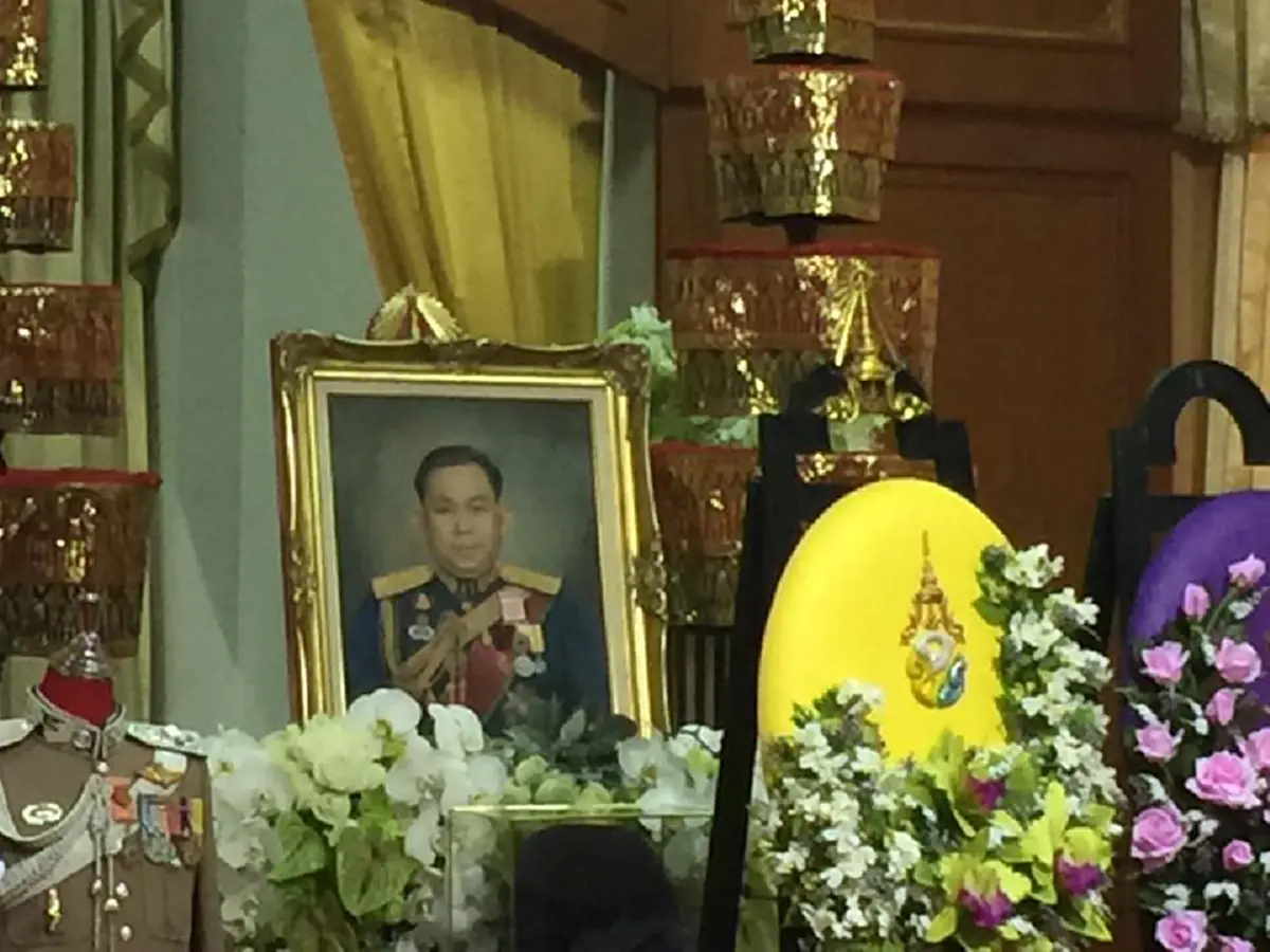 แบบอย่างที่ดี!!! "นายกฯ" นั่งลงด้วยความน้อบน้อม ก้มสวัสดี พญ.สุมมนา ภริยา "พล.อ.อิสระพงศ์" แม่ทัพผู้ล่วงลับ!!!