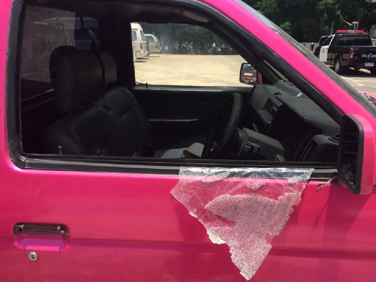 กู้ภัยออกช่วยผู้บาดเจ็บยามค่ำคืน กลับมาที่รถถึงกับผงะโจรใจบาปบุกทุบรถขโมยทรัพย์สิน เปิดวงจรปิดเห็นถึงน้ำตาซึม ชิวไปไหมหัวขโมย (มีคลิป)