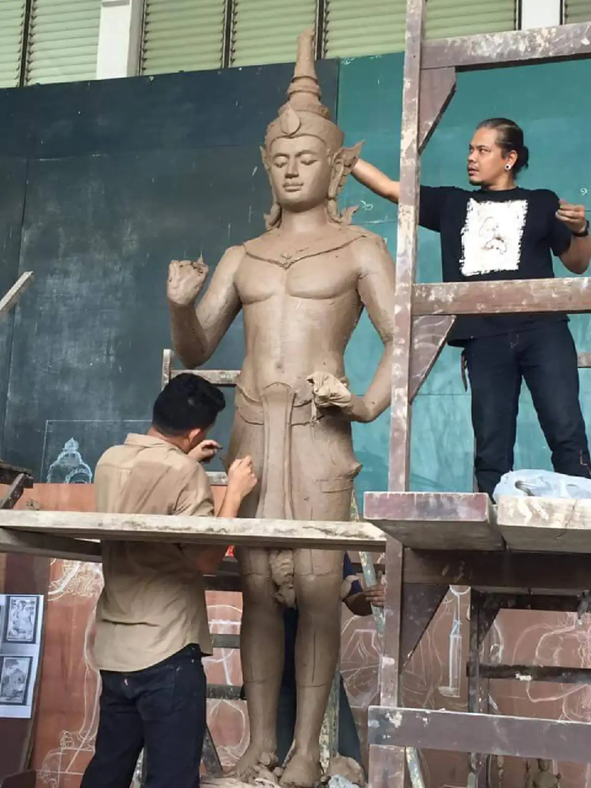 เผยภาพ"พระอินทร์"ประติมากรรมประดับพระเมรุมาศงดงามสมพระเกียรติ จากฝีมือจิตอาสาช่างสิบหมู่ ถวายแด่พ่อหลวงเป็นครั้งสุดท้าย