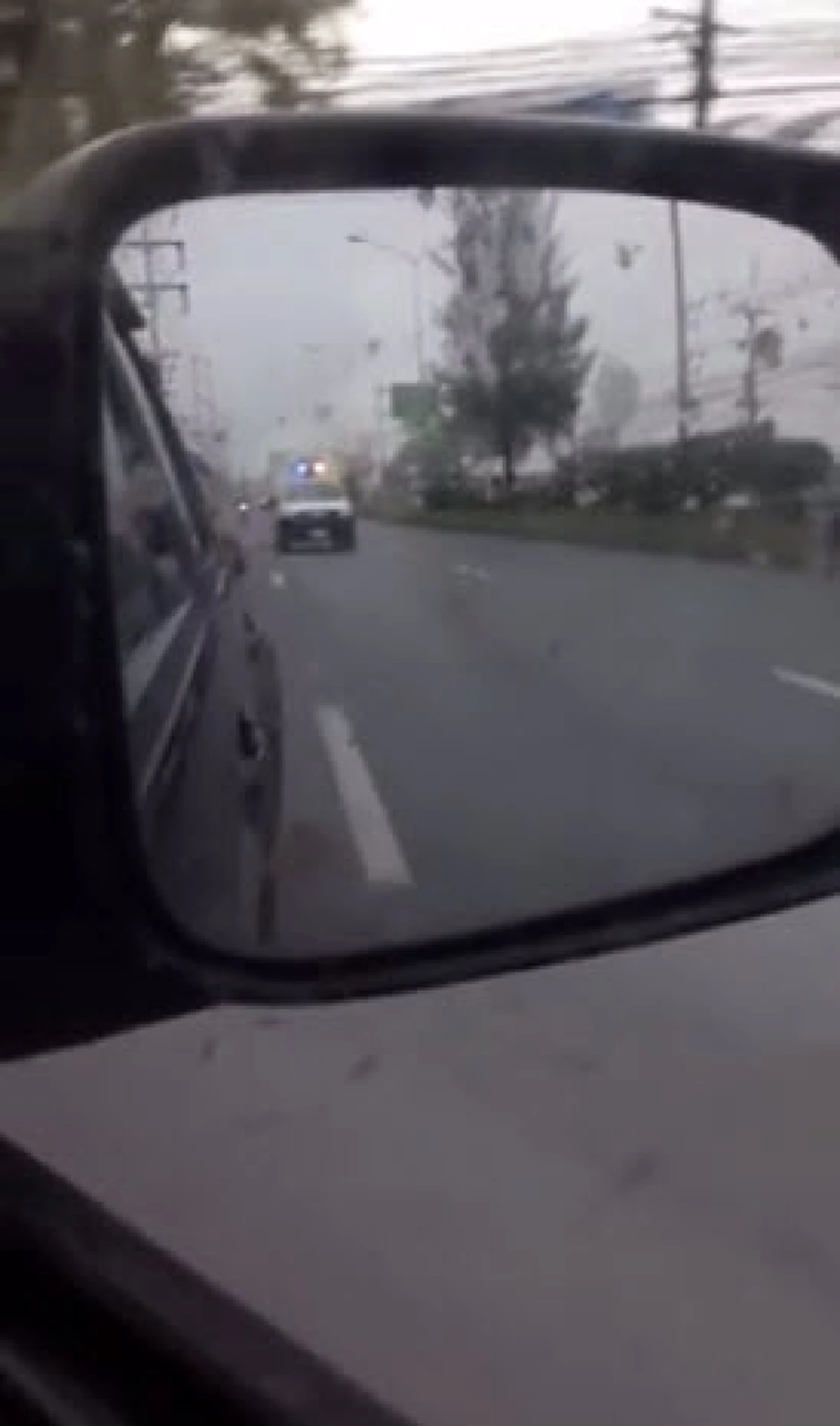 หนุ่มขับรถเห็นคันหลังเปิดไฟขอทางคิดว่ารถพยาบาล ไม่รีรอรีบหลบให้ แต่พอเห็นชัดๆ เท่านั้น ถึงกับอึ้งรีบโพสต์ลงโซเชียลด่วน ต้องขนาดนี้เลยหรือ??