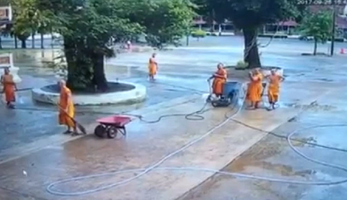 เกือบไปแล้ว!! พระล้างลานวัดอยู่ดีๆ มีรถยนต์ขับเข้ามาแต่จู่ๆ พุ่งใส่ไม่ทันตั้งตัวหลบกันให้วุ่น ยิ่งรู้สาเหตุการมาถึงกับอึ้ง นี่วัดนะ!! (คลิป)