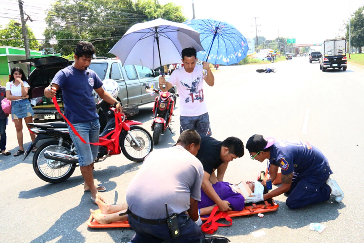 แชร์ไปรัวๆ!! "หนุ่มใจหล่อ" ยืนตากแดดกางร่ม ให้สาวถูกรถชนเลือดอาบ พอหันหน้ามาเท่านั้นแหละ กรี๊ดสนั่น!!