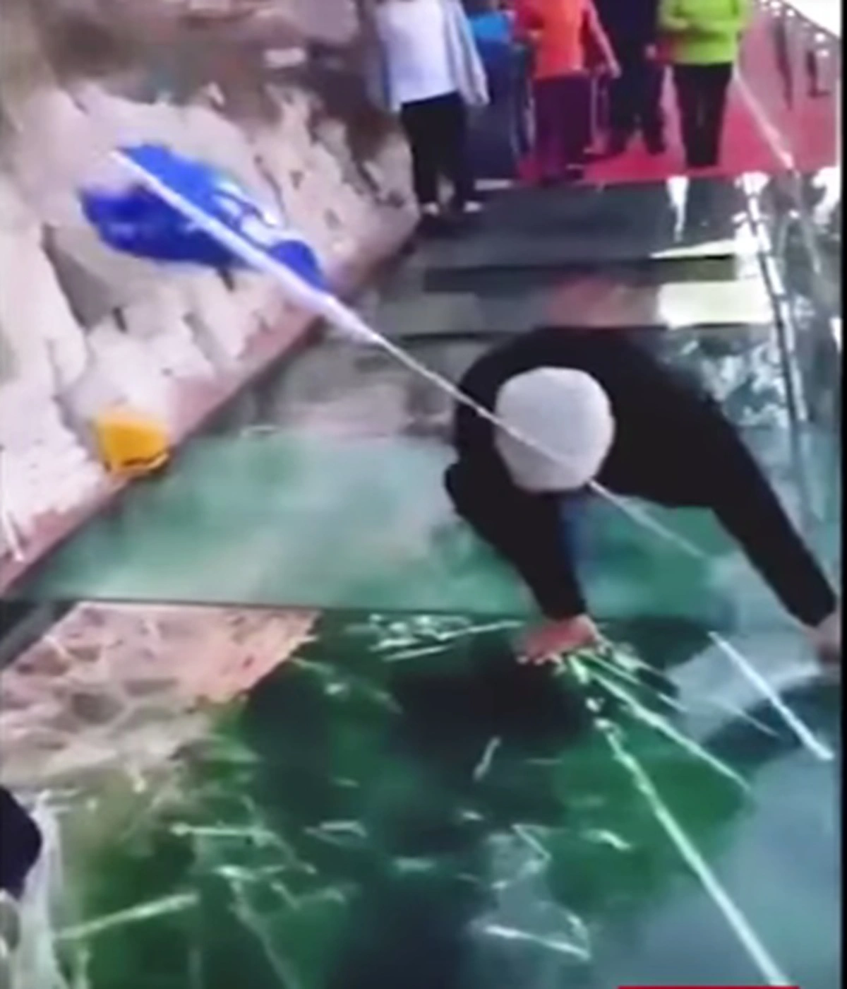 คนแห่ดูเป็นล้าน!!! วิจารณ์สนั่นโซเชียล ไกด์หนุ่มพาลูกทัวร์ชมวิวสะพานริมหน้าผา ก่อนเหยียบพื้นกระจกร้าวแตก ทำเอาหัวใจแทบวาย (คลิป)