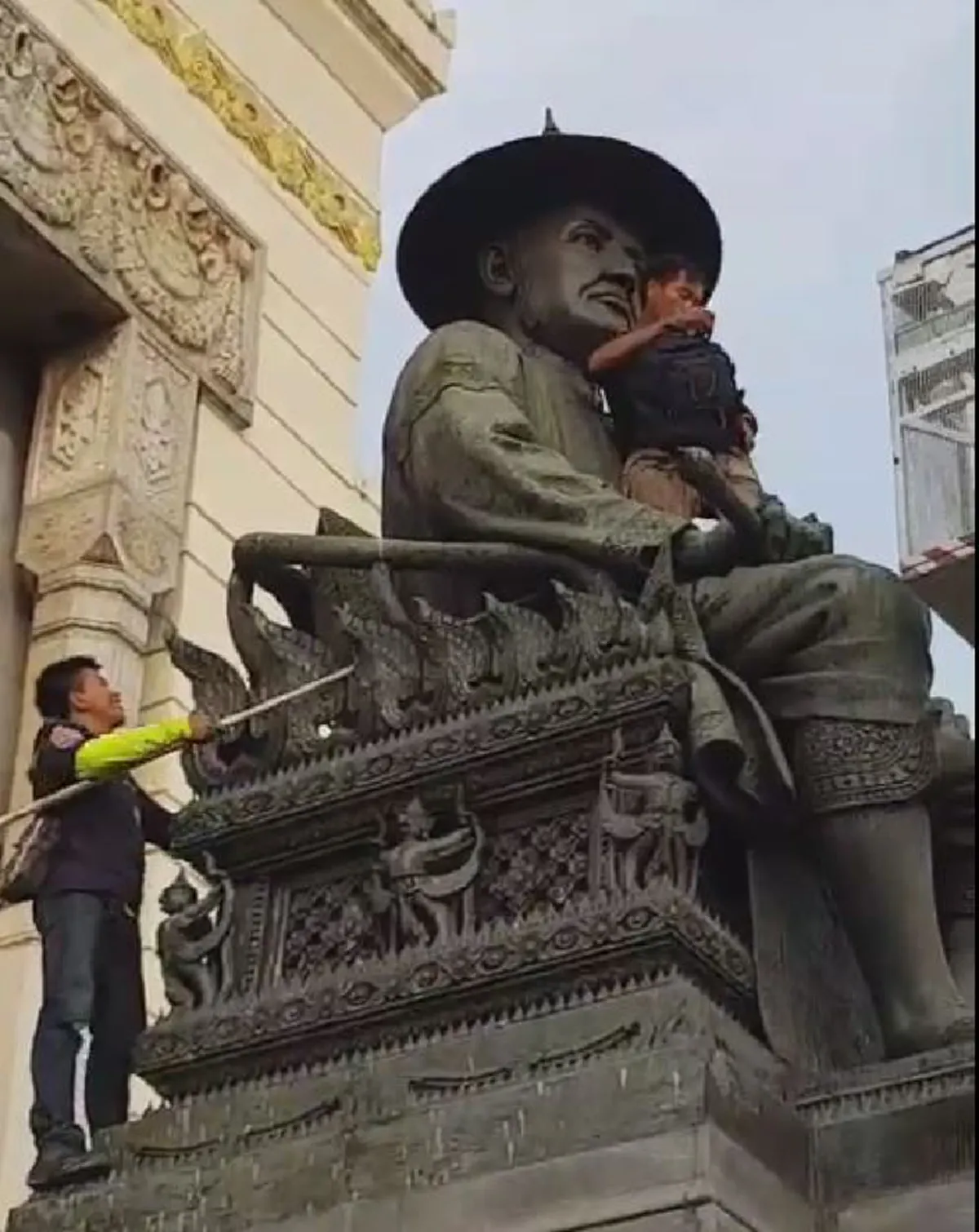 ไทยมุงเฮลั่น !!! ลุ้นสุดขีด "ชายคลั่ง" ปีน "อนุสาวรีย์รัชกาลที่ 1" เจ้าหน้าที่เกลี้ยกล่อมสุดกำลัง สุดท้ายทำเอาเงิบ! (มีคลิป)