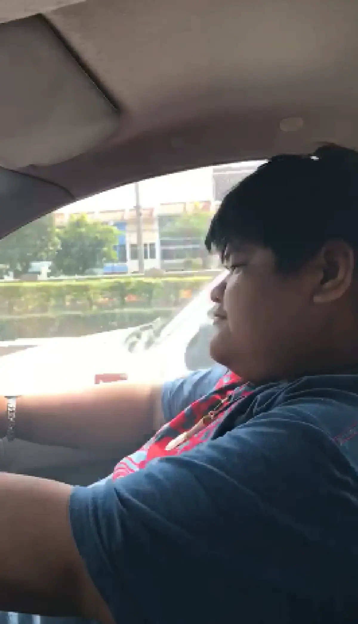 โชว์เก๋าไม่เข้าเรื่อง! หนุ่มตุ้ยนุ้ย โชว์ขับรถกลางเมือง บอก "ถนนเส้นเนี่ย ปิดตาขับยังได้เลย สบาย ๆ" ชาวเน็ตรุมด่าจนต้องออกมาพูดแบบนี้ (คลิป)