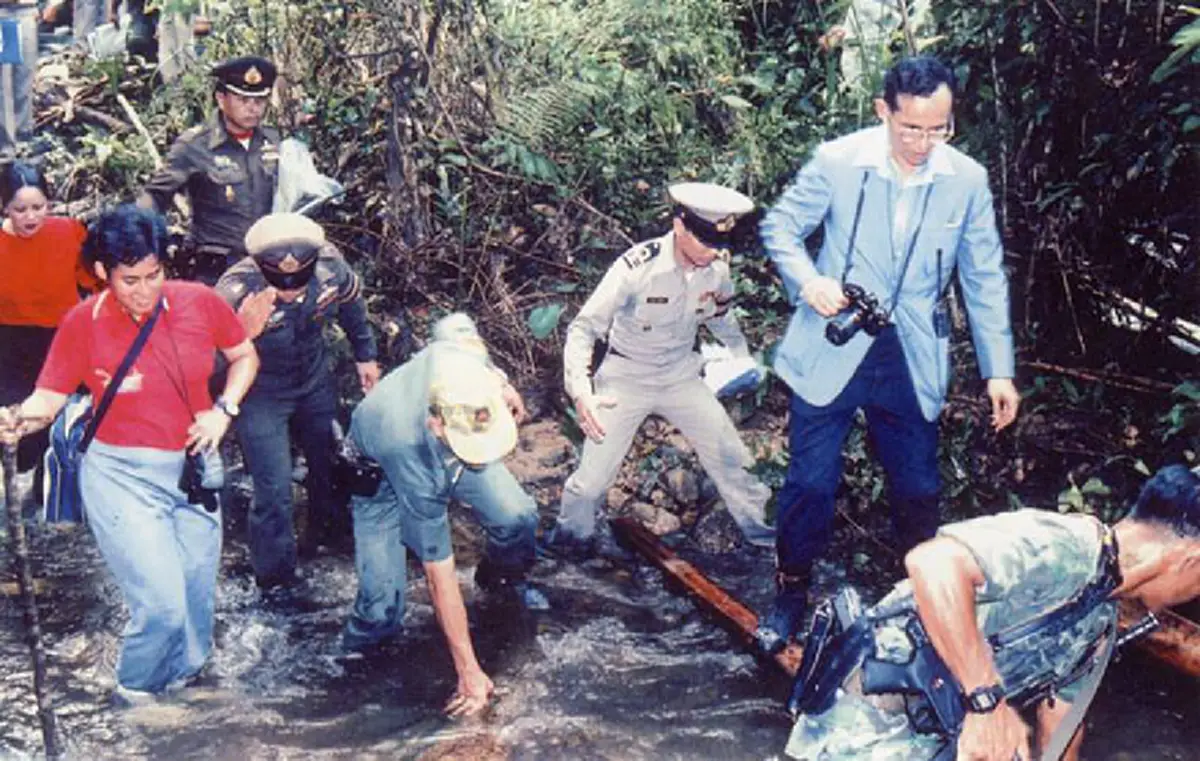 แชร์เก็บไว้ในความทรงจำ ภาพพระบรมฉายาลักษณ์ของ "ในหลวงรัชกาลที่๙" ที่หาดูได้ยาก (ภาพชุด)