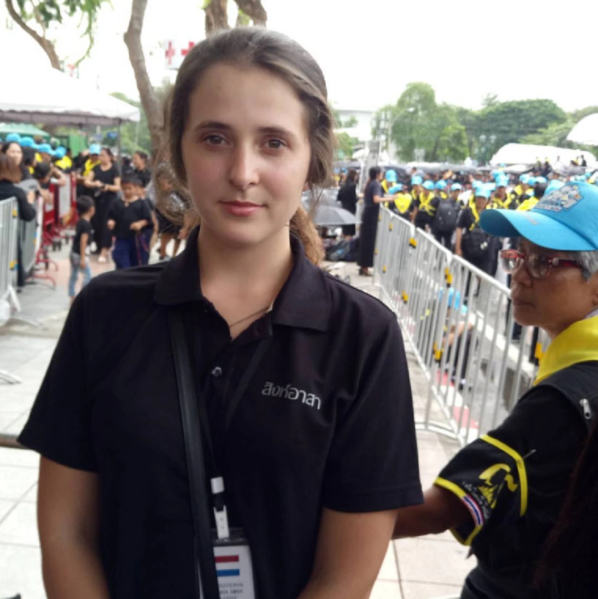 ถึงเป็นชาวต่างชาติ แต่เธอก็รักในหลวง ร.9 สุดหัวใจ ยอมเดินรอบสนามหลวง ทำสิ่งเดิมๆทุกวัน ซึ้งใจจริงๆ (รายละเอียด)