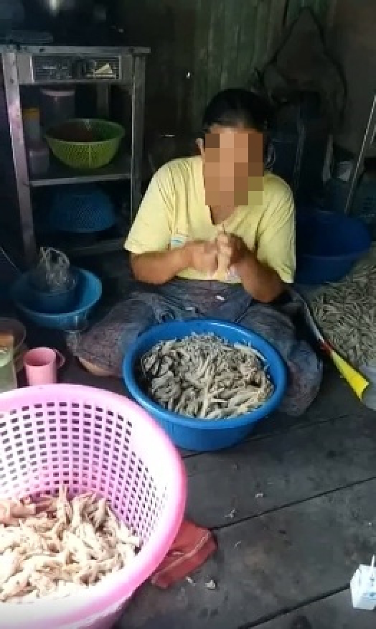 อวสานมื้ออาหาร!โลกออนไลน์จับผิดเบื้องหลังการทำเล็บมือนาง จากตีนไก่บอกเลยกว่าจะได้มาแต่ละชิ้นทำเอาอ้วกเเทบพุ่ง..ใครเกี่ยวข้องตรวจสอบด่วน!คลิป