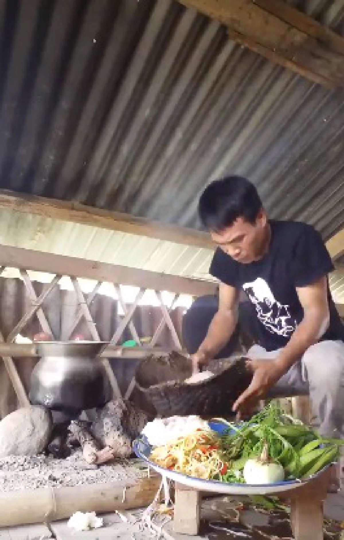 อวสานอาหารเที่ยง !! หนุ่มนั่งนึ่งข้าวเหนียว หวังทานกับ ส้มต้มรสเด็ด ! แต่ผิดคาดเมื่อซึ้งนึ่งข้าวกับไม่เป็นใจ !!?(ชมคลิป)