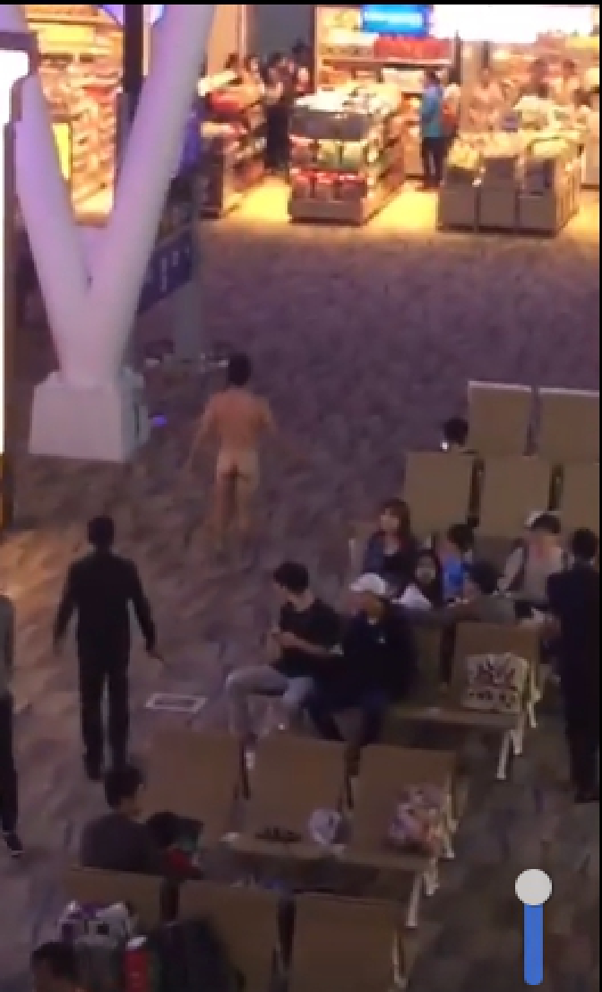 แชร์สนั่นไอ้หื่น!!  ชาวต่างชาติ  แก้ผ้าเดินกลางสนามบินภูเก็ต ลวนลามผู้โดยสารผู้หญิง อ้างเมายาปลุกเซ็กซ์ มีคลิป