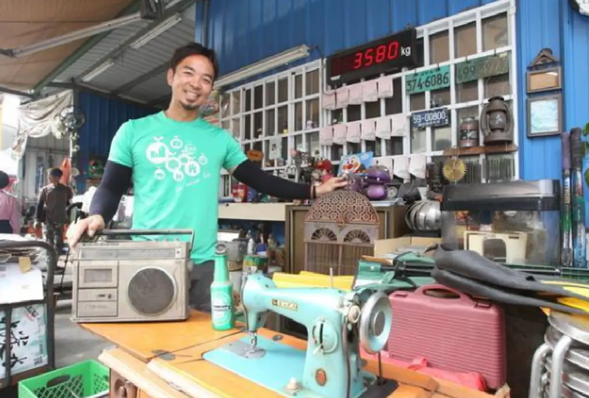 ขุมสมบัติแท้ๆ!! "ขยะมีมูลค่า" ชายวัย 32 ลาออกจากครูประถมเป็น "คนเก็บขยะ" รายได้ทะลุปีละ 10 ล้านบาท เผยแนวคิดสุดเจ๋ง!! (รายละเอียด)