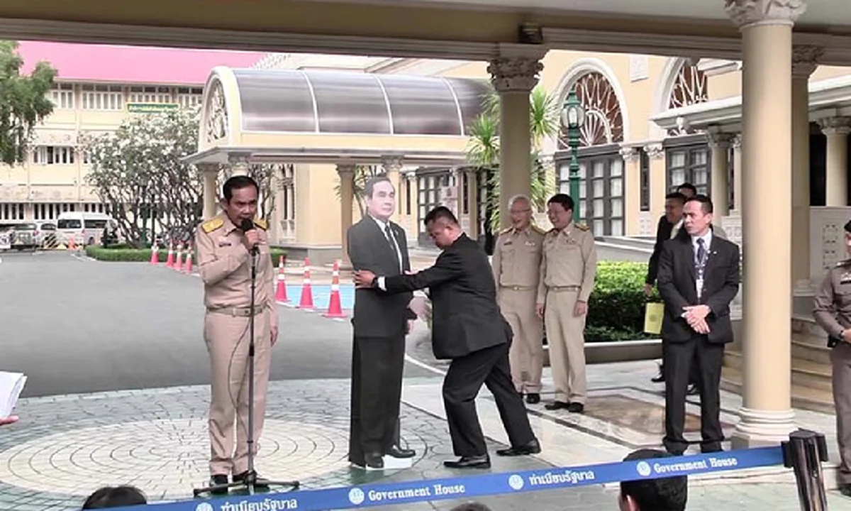 นายกเป็นคนตลก!!! "ลุงตู่" งัดมุกใหม่ มาเหนือเมฆยกสแตนดี้ตัวเองให้นักข่าว ใครอยากถามการเมือง-ความขัดแย้งเชิญ!!!