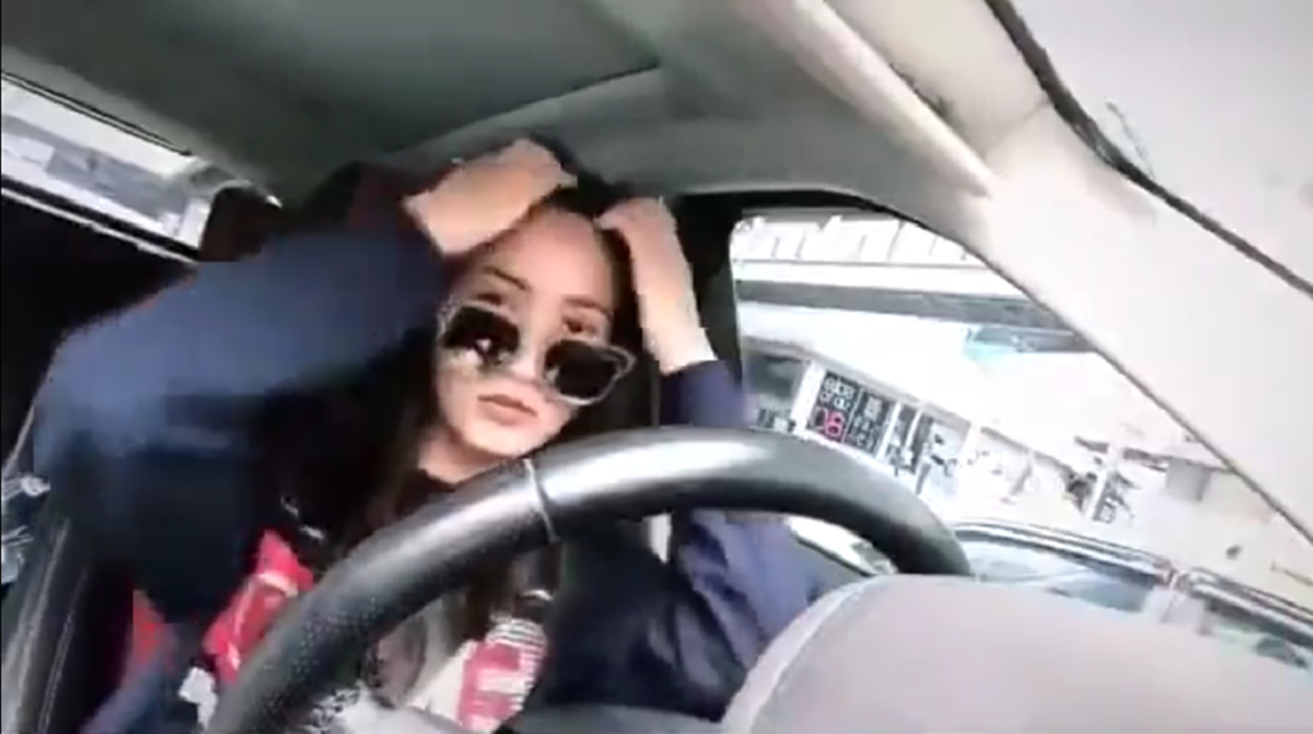 ชุ่มฉ่ำหัวใจกับความน่ารักของเธอ !! “แต้ว ณฐพร” ออกสเต็ปแดนซ์บนรถแก้เซ็ง ก่อนจะหันมองรถข้างๆ ถึงกับเขินจนต้องหลบหน้า!! (ชมคลิป)